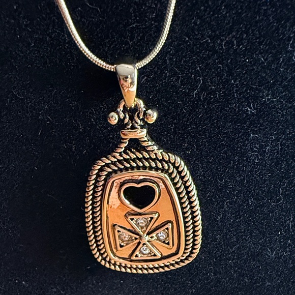 Elegant Gold Tone Pendant Necklace - Picture 2 of 5